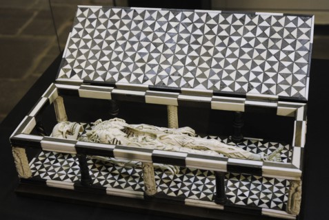 Memento mori in the form of a tomb.