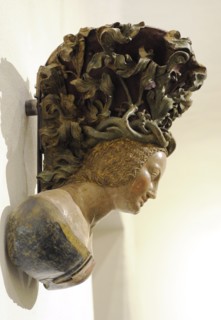 Corbel bust with the Parler crest.