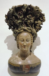 Corbel bust with the Parler crest.