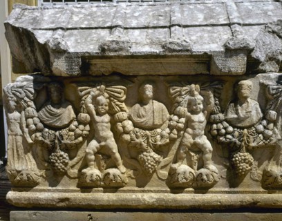 Depiction of deceaseds, cupids and garland.