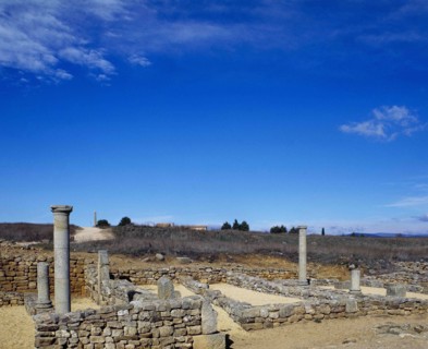 Ruins of houses with arcaded courtyards.