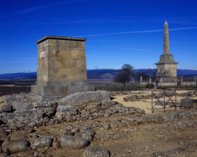 Ruins and the monolith of homage to the city.