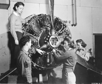 WASPs Attend B-17 Training