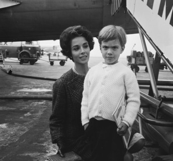 Film star Dana Wynter with son Mark at Schiphol / Date September 23, 1963 Location Noord-Holland, Schiphol.