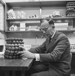 Gold medal for professor Dr. WG Burgers / Description Here in his laboratory / Date December 5, 1963.