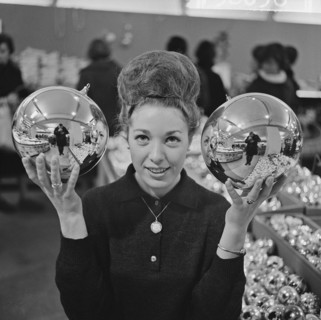 Christmas decorations for sale in department stores. These enormous Christmas balls cost five guilders Date December 19, 1963.