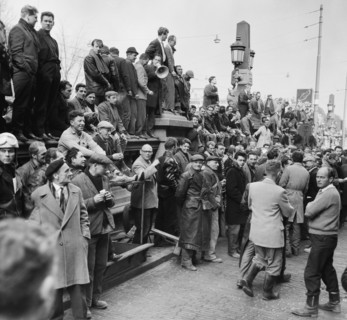 Construction workers demonstrate against the dismissal of 17 workers. the workers stand on the bridge railing of the Amstel Bridge opposite the building of the Nederlandse Aannemersbond Date April 9, ...