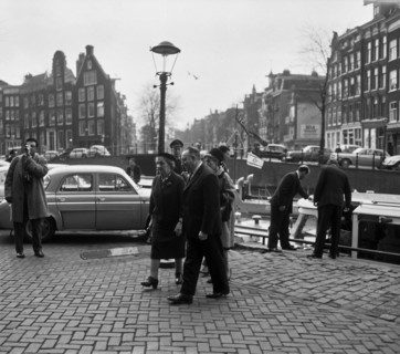 Amsterdam. Israel's Foreign Minister, Mrs. Golda Meir, arrives at the town hall. Golda Meir visited the Netherlands from January 25 to March 2, 1964 / Date February 27, 1964 / Location Amsterdam, Noor...