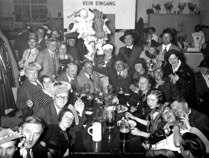 German men and women celebrating circa 1930s? - group photo.