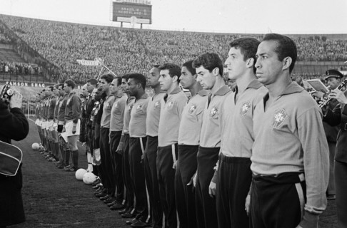 Netherlands against Brazil 1-0. Brazilian and Dutch national team Date May 2, 1963.