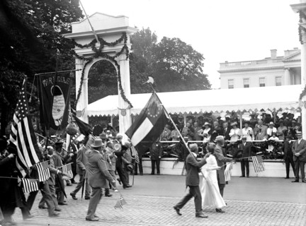 1917 Confederate Reunion - W.E. Payne with battle flag .