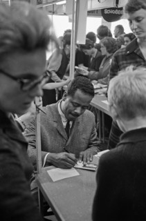 Record market in Bijenkorf in Rotterdam. Max Woisky (Max Woiski Jr.) gives autographs / Date October 10, 1963 / Location Rotterdam, South Holland.
