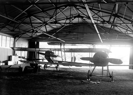 Airplanes in hangar in 1918 .