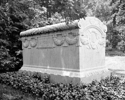Tomb of Robert Todd Lincoln circa 1937 .