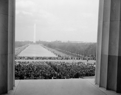 1939 - Crowd amassed in front of Lincoln Memorial to hear Marian Anderson sing .