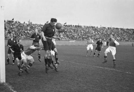 Ajax against HBS 2-0. Game moment for HBS goal / Date November 2, 1947 Location Amsterdam, Noord-Holland.