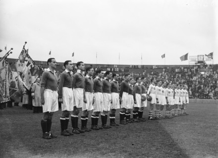 Both teams: Chelsea and Antwerp team / Date November 9, 1947 Location: Chelsea.