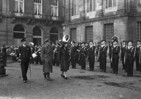 Mackenzie King in Amsterdam (Dam. Princess inspects guard of honor) / Date November 15, 1947 Location Amsterdam, Noord-Holland.