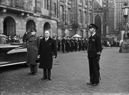 Mackenzie King in Amsterdam playing the national anthem / Date November 15, 1947 Location Amsterdam, Noord-Holland.