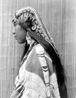 Edward S. Curits Native American Indians - Wisham (i.e. Wishran) girl, profile circa 1910.