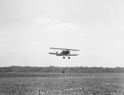 Aerial golf at College Park. Throwing ball from plane circa 1934.