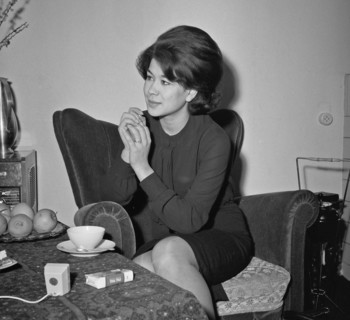 Anneke Grönloh at home / Date January 29, 1964 / Location Amsterdam.