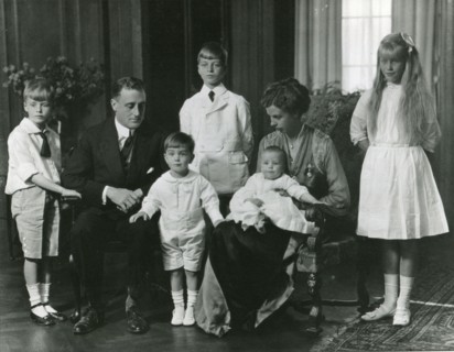 FDR and family in 1916