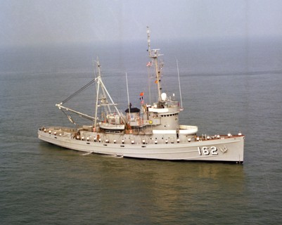 1979 - A starboard bow view of the fleet ocean tug USS SHAKORI
