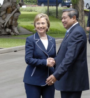 2009 - Secretary Clinton at Indonesian Presidential Palace.