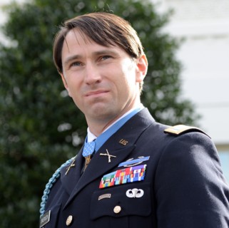 Former Army captain receives Medal of Honor at White House