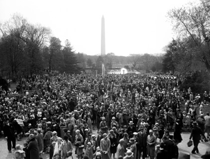 Washington children roll Easter eggs