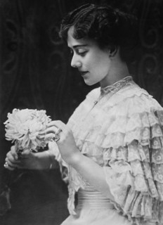 American stage and silent film actress Edna Wallace Hopper