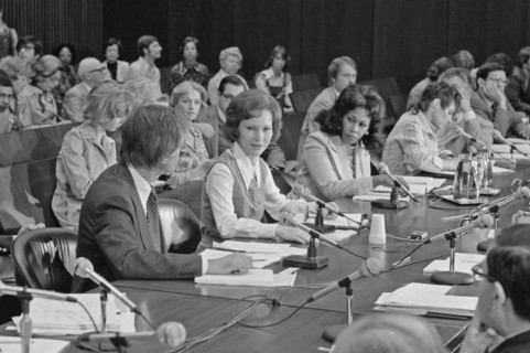 Rosalynn Carter chairs a meeting in Chicago