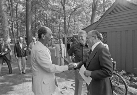 Jimmy Carter watches as Anwar Sadat