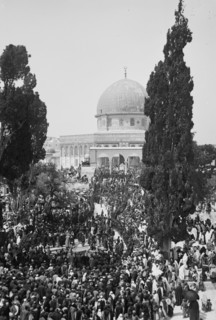 Nebi Moussa [i.e., Nebi Musa] crowd at Dome of the Rock, Jerusalem ca. between 1898 and 1946