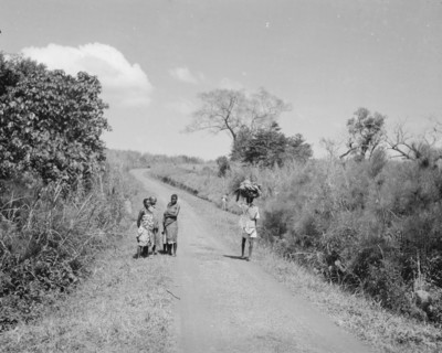 Uganda women on the road to Fort Portal ca. 1936