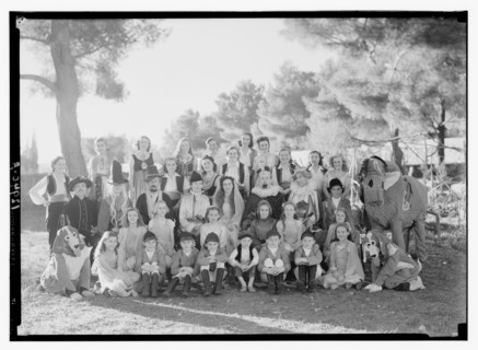 The pantomime group of the Jerusalem Dramatic Society, group photo ca. between 1940 and 1946