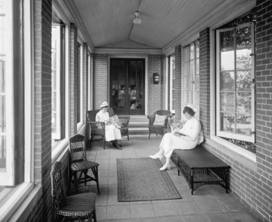 Nurses at the Homeopathic hospital, [Washington, D.C.] ca.  between 1910 and 1926