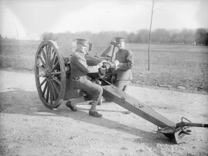 Soldiers loading an artillery shell ca.  between 1910 and 1920
