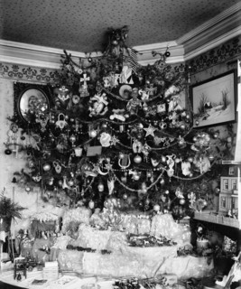 Early 20th century Christmas tree ca.  between 1910 and 1935