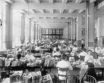 Women working at the Bureau of Printing & Engraving, [Washington, D.C.] ca.  between 1910 and 1925