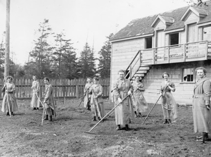 Food Administration, Women farmers working in a field ca.  between 1910 and 1920