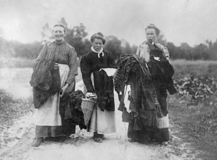 Belgian women refugees fleeing from Ostend. ca.  between 1910 and 1920