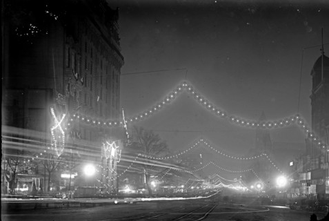 Pennsylvania Avenue at night [Washington, D.C.] ca.  between 1910 and 1935