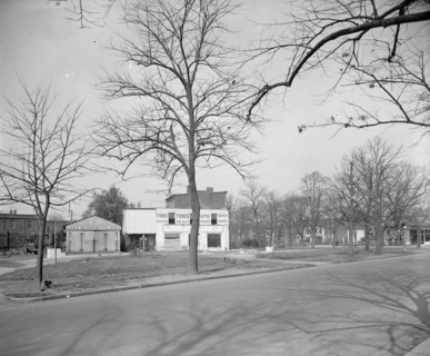 Early 20th century service station, possibly abandoned ca.  between 1910 and 1926