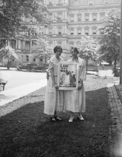 Women with anti-war poster, Washington, D.C. ca.  between 1910 and 1920