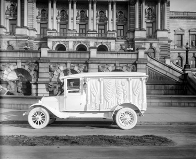 Graham Bros. Sermon Motor Company, [front of Library of Congress, Washington, D.C.]. ca.  between 1910 and 1920