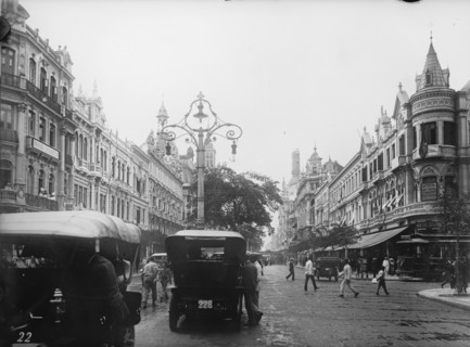 The leading Avenue of Rio de Janeiro, typical busy street scene, ca. between 1909 and circa 1920
