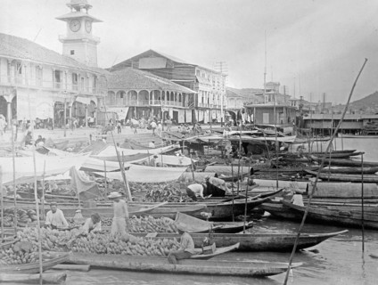 Ecuador Wharfrat Guayaquil, men in boats with fruit ca. between 1909 and 1919