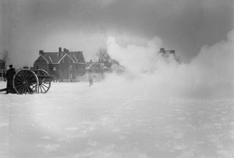 Soldiers firing artillery at Fort Myer, Va. ca. between 1909 and 1919
